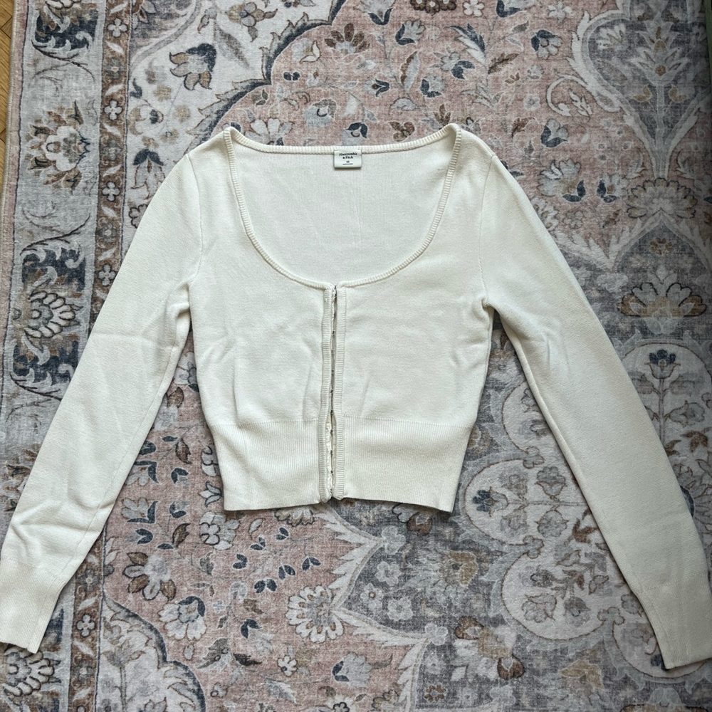 Abercrombie Cream Cropped Hook Eye Closure Cardigan Size XS